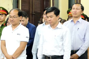 Cựu tổng giám đốc Navibank và đồng phạm nghe tuyên án. Ảnh:Hải Duyên.