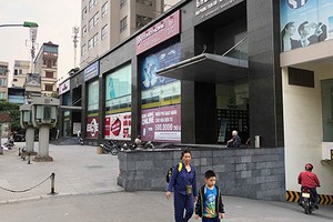 Tháp B văn phòng thuộc toà nhà hỗn hợp HH1 (ngõ 102 Trường Chinh, quận Đống Đa) là một trong 17 công trình tồn tại vi phạm PCCC. Ảnh:Ngọc Thành.