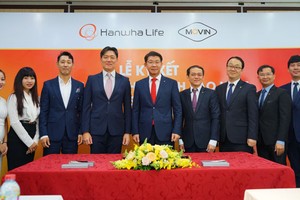 Ông Back Jong Kook (đứng thứ 5 từ trái sang, Chủ tịch HĐTV kiêm Tổng giám đốc Hanwha Life Việt Nam cùng đại diện Công ty TNHH Movin tại buổi lễ ký kết hợp tác chiến lược.