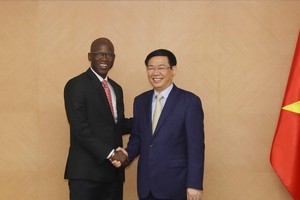 Phó Thủ tướng Vương Đình Huệ và Giám đốc quốc gia WB tại Việt Nam, ông Ousmane Dione. Ảnh: VGP/Thành Chung