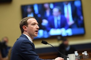 Mark Zuckerberg trong buổi điều trần vớiHạ viện Mỹ tuần trước. Ảnh:USA Today