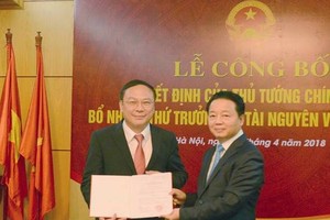 Thừa ủy quyền của Thủ tướng Chính phủ, Bộ trưởng Bộ TN&MT Trần Hồng Hà đã trao quyết định của Thủ tướng cho tân Thứ trưởng Lê Công Thành. Ảnh báo TNMT