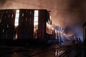 Nhà xưởng cháy ngùn ngụt rồi đổ sập sau đó. Ảnh:Tin Tin.