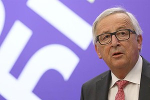 Chủ tịch Ủy ban châu Âu Jean-Claude Juncker tại phiên họp của Ủy ban châu Âu ngày 17/5. Ảnh:Reuters.