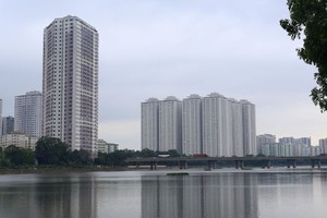 Toà nhà VP6 (trái) và tổ hợp HH2, HH3, HH4 của tổ hợp HH Linh Đàm nằm trong danh sách bị nêu tên vì vi phạm về phòng cháy, chữa cháy. Ảnh:Phương Sơn.