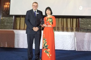 Đại diện Vietcombank, bà Vũ Thị Bích Thu – Trưởng Văn phòng đại diện Vietcombank tại Singapore nhận Giải thưởng “Ngân hàng có sản phẩm Mobile Banking sáng tạo hiệu quả nhất năm 2018” do tạp chí Asian Banking & Finance trao tặng