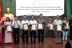 Phóng viên Hữu Hòe (thứ 5 từ phải qua) nhận nhận giải C với chùm bài viết: “Chuyện doanh nghiệp lên sàn, đừng để lời hứa gió bay” 