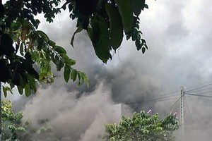 Tiệm karaoke ven Sài Gòn cháy ngùn ngụt