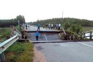 Chiếc cầu sập khiến tỉnh lộ bị chia cắt. Ảnh: Tư Huynh.