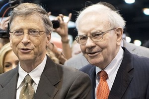 Bill Gates và Warren Buffett trong Đại hội Cổ đông Berkshire Hathaway. Ảnh:AFP