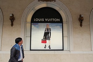 Bên ngoài một cửa hàng Louis Vuitton trên phố Tràng Tiền, Hà Nội. Ảnh:Tomas Slavicek