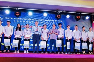 Formosa Hà Tĩnh trao 400 suất học bổng “Chắp cánh ước mơ” cho học sinh giỏi vượt khó Kỳ Anh