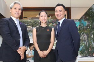 Ông Don Lam (bên trái) cùng các khách mời bên lề Hội nghị Tổng kết 30 năm thu hút FDI