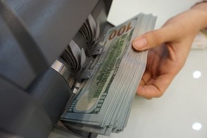 Giao dịch ngoại tệ tại một ngân hàng thương mại. Ảnh:Anh Tú