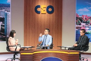 Doanh nhânNguyễn Văn Ngoan trao đổi với các chuyên gia của Chương trình CEO - Chìa khóa thành công.