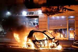 Ôtô bị đốt cháy gần tòa thị chính Paris ngày 8/12. Ảnh:AFP.