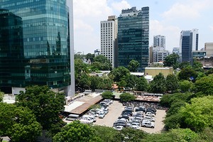 Khu đất vàng có diện tích gần 5.000 m2 ở số 8-12 Lê Duẩn được dùng làm bãi giữ xe nhiều năm qua. Ảnh:Quỳnh Trần