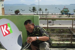 Khách hàng lắp đặt truyền hình K+.Ảnh: K+