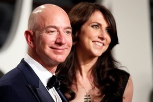 Jeff Bezos và MacKenzie tại bữa tiệc ở California năm 2017. Ảnh:Reuters.