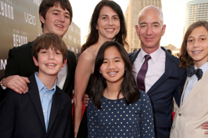 Ông chủ Amazon - Jeff Bezos cùng vợ và các con. Ảnh:AFP