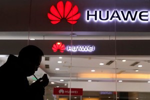 Gian hàng Huawei tại một triển lãm công nghệ ở Bắc Kinh, Trung Quốc. Ảnh:AP.