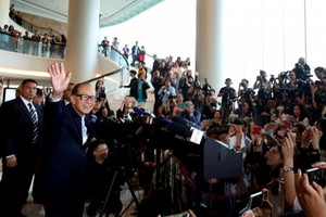 Li Ka-shing chào tạm biệt các phóng viên trong ngày rời CK Hutchison Holdings. Ảnh:Reuters