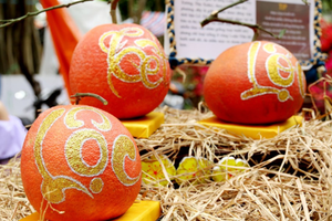 Nhiều nghệ nhân kiếm tiền triệu nhờ vẽ thư pháp trên trái cây.