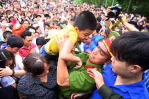 Nghìn người dâng hương tưởng nhớ Vua Hùng từ sáng sớm