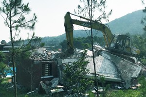 Công trình vi phạm thứ ba tại khu Lâm Trường, xã Minh Phú (Sóc Sơn) bị cưỡng chế. Ảnh:Võ Hải.