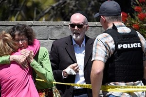 Cảnh sát phong tỏa bên ngoài giáo đường Chabad ở thành phố Poway, bang California, Mỹ. Ảnh:AP.