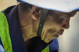 Công nhân metro Sài Gòn dầm mình thi công dưới nắng nóng