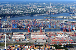 Một cảng bốc dỡ hàng hóa tại Hamburg (Đức). Ảnh:Reuters