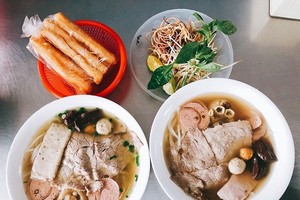 Quán ở Lạc Long Quan là địa chỉ gợi ý cho những ngườichọn bún bò Huế cho bữa sáng.Ảnh:Mạc Hoài.