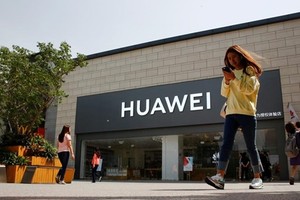 Một cửa hàng Huawei ở Bắc Kinh. Ảnh: Reuters.