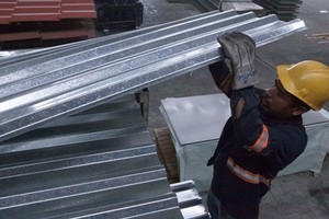 Công nhân làm việc tại một nhà máy nhôm thép ở Mexico tháng 5/2018. Ảnh: AFP.