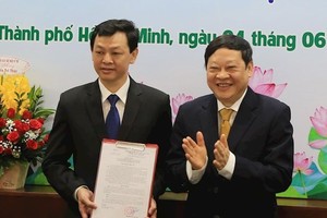 Thứ trưởng Nguyễn Viết Tiến trao quyết định cho Bác sĩ Nguyễn Tri Thức.