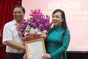 Đồng chí Phạm Minh Chính trao quyết định cho đồng chí Nguyễn Thị Kim Tiến.