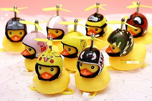 Vịt chong chóng từ Trung Quốc là món đồ chơi bán rất chạy. 