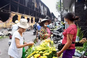 Sáng 30/8, cuộc sống của người dân quanh nhà kho bị cháy vẫn diễn ra bình thường. Ảnh: Giang Huy.