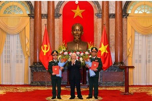 Tổng Bí thư, Chủ tịch nước Nguyễn Phú Trọng chúc mừng hai đồng chí được thăng quân hàm. Ảnh: Quân đội nhân dân