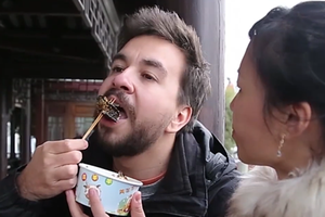 Khách nước ngoài ăn thử đậu phụ thối