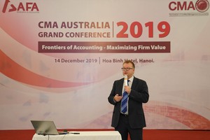 GS. Janek Ratnatunga, CEO của CMA Australia trình bày tại hội thảo