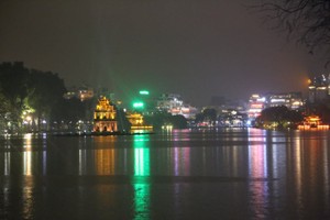 Mưa lạnh đêm 30 Tết, hồ Gươm thưa thớt người chờ xem pháo hoa