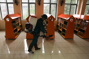 Phun thuốc khử trùng tại trường Tiểu học Hoàng Diệu, quận Ba Đình, Hà Nội, để phòng chống dịch bệnh viêm đường hô hấp cấp do chủng mới của virus corona. (Ảnh: TTXVN)