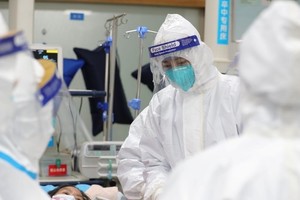 Các nhân viên y tế tại một bệnh viện ở Vũ Hán. Ảnh: Reuters.