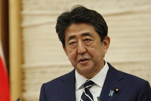 Thủ tướng Nhật trong cuộc họp báo ngày 25/5. Ảnh: AFP.