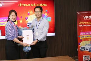 Nhà đầu tư Trương Quang Hưng (bên phải) giành giải Nhất tháng 5 cuộc thi “Chinh phục phái sinh - Rinh ngay xe Merc” trị giá 1 cây vàng SJC 9999.