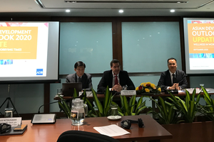 Lãnh đạo ADB Việt Nam tại buổi họp báo công bố Báo cáo ADO 2020 sáng 15/9.