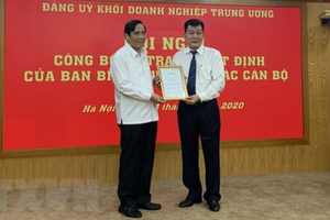 Đồng chí Nguyễn Thanh Bình, Ủy viên Trung ương Đảng, Phó Trưởng ban Thường trực Ban Tổ chức Trung ương trao quyết định phân công, điều động đồng chí Nguyễn Đức Phong làm Phó Bí thư Đảng ủy Khối Doanh nghiệp Trung ương. (Ảnh: Việt Đức/TTXVN).