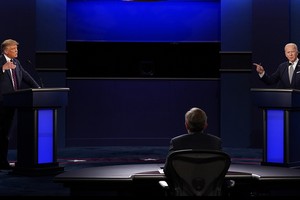 Ông Trump (trái) tranh luận với ông Biden (phải). Ảnh: AP.